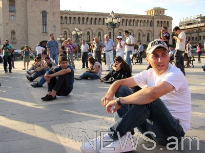 «Ոտքի՛, Հայաստանի» շարժման ակտիվիստներին թույլ չտվեցին նստել Կառավարության շենքի աստիճաններին