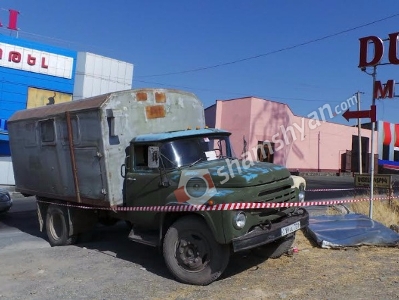 Դժբախտ պատահար «Դուբայ»-ի մոտ.  «ԶԻԼ»-ը բախվել է վահանակին. վարորդը կաթված է ստացել ու մահացել (ֆոտո)