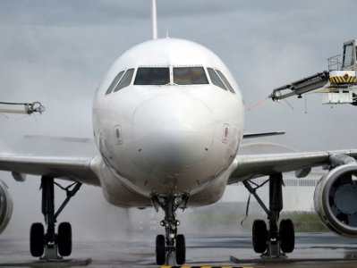 Самолет выкатился за пределы полосы в Индонезии, есть пострадавшие