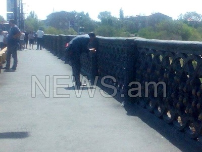 Աշոտ Կարապետյանը ցած նետվել սպառնացող կնոջը համոզում է անցնել կամրջի ցանկապատից այս կողմ