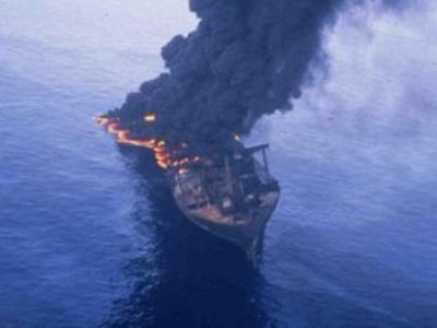 Недалеко от Шанхая загорелся танкер с 29 тыс. тонн нефти на борту