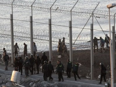 Около 400 нелегалов попытались проникнуть на территорию Испании через Марокко