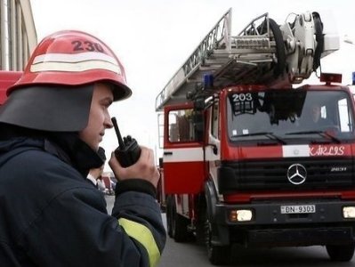 Пожар на мебельной фабрике в Риге не могут потушить уже двое суток