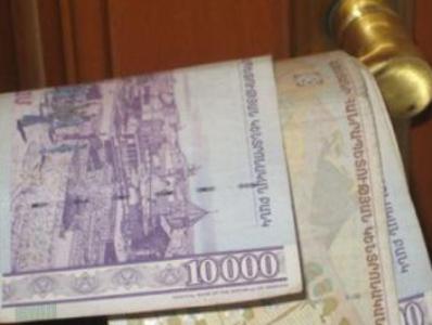 Օգտվել է ազատ ելումուտ ունենալու հանգամանքից եւ կնոջ ննջասենյակից փող գողացել
