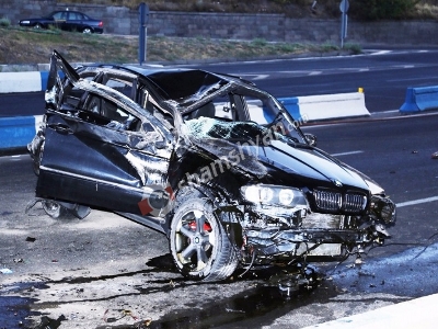Նոր Նորքի կամրջի մոտ «BMW X5»-ը հարվածել է մայթին ու շրջվել. վարորդը վիրավոր է (Ֆոտո)