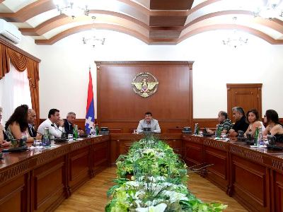 ԼՂՀ վարչապետն ընդունել է Մելքոնյան վարժարանի մի խումբ շրջանավարտների