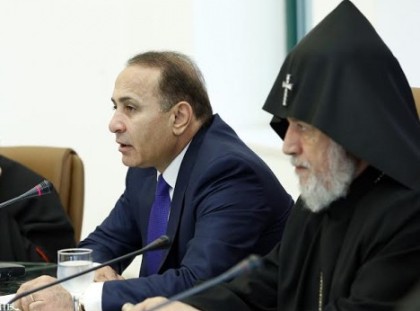 «Հրապարակ». Հովիկ Աբրահամյանը որոշել է «կռվել» Գարեգին Բ-ի դեմ