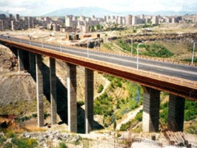 13-ամյա տղան բարձրացել է Դավիթաշենի կամրջի տակ գտնվող ժայռի վրա ու չի կարողանում իջնել