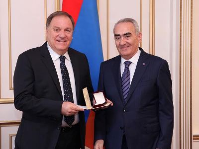 Գալուստ Սահակյանը պարգեւատրել է կիպրահայ Վարդգես Մահտեսյանին