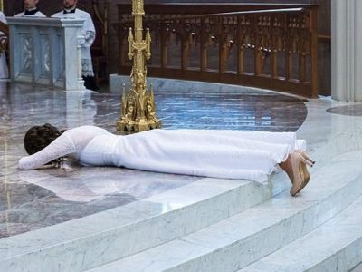 Учительница из Индианы официально вышла замуж за Христа