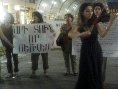 «Արի տուն, որ ծեծվես». ֆլեշմոբ` ի պաշտպանություն 23-ամյա Սյուզի Գեւորգյանի