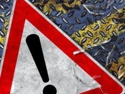 Столкнулись «Деу» и «Мерседес» - одна из машин упала в реку
