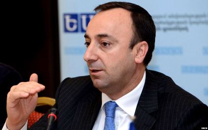 «ՉԻ». Ուսումնատենչ կրուիզներ. ԱԺ-ում Հրայր Թովմասյանի սանիկին մեկ տարով կփոխարինի Ռաֆիկ Պետրոսյանի թոռը