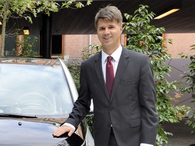 Глава BMW после обморока на автосалоне госпитализирован с подозрением на инсульт