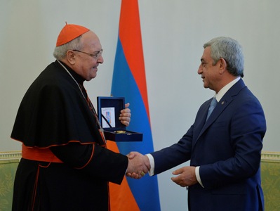 Armenia’s Sargsyan is awarded Gold Medal from Pope Francis (PHOTOS)