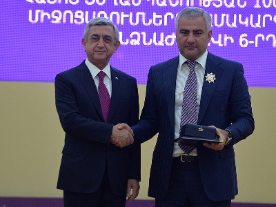 Սամվել Կարապետյանը նախագահականում ստացավ շքանշանը եւ գնաց քավորություն անելու