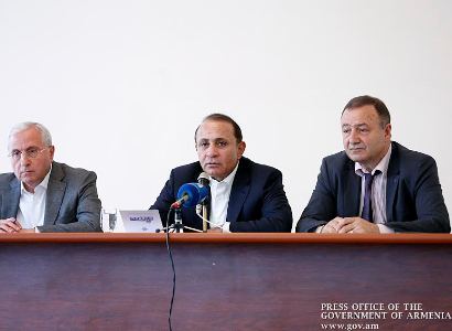 Վարչապետն Արմավիրի մարզում ծանոթացել է խաղողի մթերման աշխատանքների ընթացքին (ֆոտո)