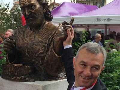 French Armenian sculptor makes bust of Armenian alphabet inventor (PHOTO)