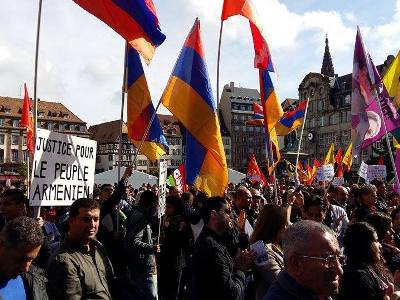 Сотни армян, курдов и турок провели акцию протеста против визита Эрдогана в Страсбург