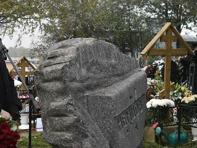 На Троекуровском кладбище в Москве открыт памятник Борису Немцову