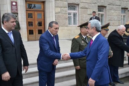 «Ժողովուրդ». Սուրիկ Խաչատրյանը պատրաստվում է ըստ արժանվույն դիմավորել Սերժ Սարգսյանին