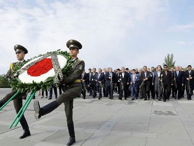 Official delegations visit Armenian Genocide Memorial