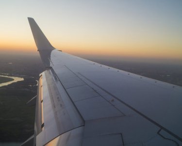 Пассажир самолета в приступе паники укусил соседа и вскоре скончался