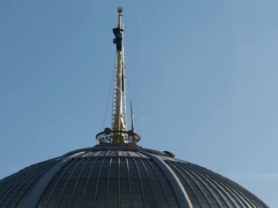 На здании Рады Украины вместо красной звезды установили трезубец