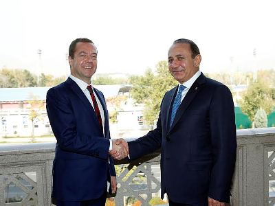 Armenia and Russia PMs hold private talk (PHOTOS)