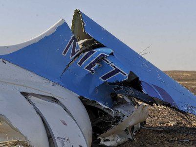 На месте крушения российского лайнера найдено 12 крупных частей фюзеляжа
