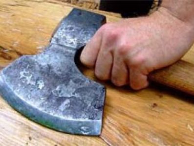 Մեկը կացնով սպանելու սպառնալիքներ է տվել, մյուսը՝ հարվածել է ձեռքերով, ոտքերով եւ մոխրամանով