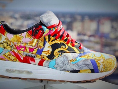 Nike-ի մարզակոշիկը ձեւավորելու համար Versace-ից հին տաբատ են օգտագործել