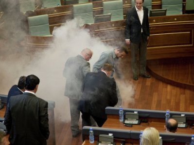 В парламенте Косово оппозиция снова распылила газ