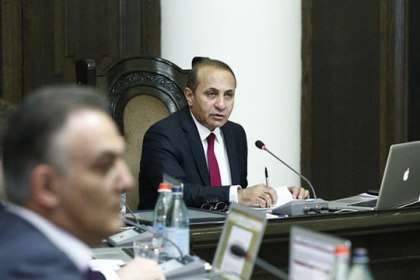 «Հրապարակ». Նուրբ խնդիր՝ Հովիկ Աբրահամյանի ու Գագիկ Բեգլարյանի միջեւ