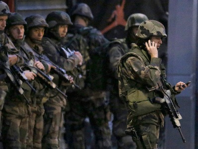 СМИ: Уничтожен последний террорист в парижском пригороде