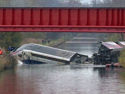 Высокоскоростной поезд сошел с рельсов во Франции на скорости 243 км/ч