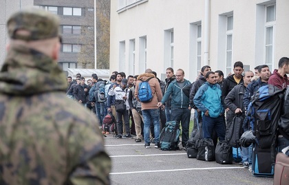 В Финляндии неизвестные бросили дымовую шашку в центр приема беженцев