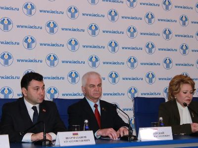 Մատվիենկոն Էդուարդ Շարմազանովին պարգեւատրել է ԱՊՀ ՄԽՎ բարձրագույն պարգեւով