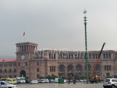 Yerevan main Christmas tree is being installed (PHOTOS)