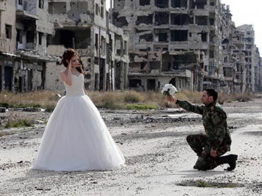 Newlyweds take wedding photos in Syria’s most devastated city