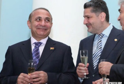 «Իրատես de facto». «Դե օֆշորը հիմի դու տես». Տիգրան Սարգսյանի գլխին ամպեր են կուտակում