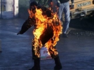В Азербайджане бывший заключенный совершил самосожжение