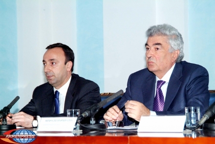 «Իրատես de facto». Հայաստանից «մարդ» են բերում Ղարաբաղ՝ ճիշտ «ռելսերի» վրա դնելու համար