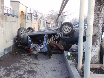 В Ереване автомобиль сбил пешехода и перевернулся