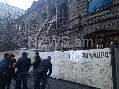 Քանդում են Իսահակյանի անվան գրադարանի նախկին շենքի ֆասադը. ակտիվիստներն ահազանգում են (ֆոտո)