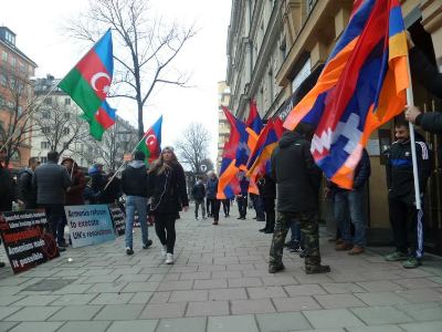 Ադրբեջանցի ցուցարարներին Շվեդիայի հայ համայնքը դիմավորել է Արցախի դրոշներով (Ֆոտո)
