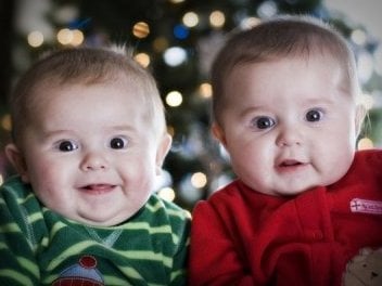 Отец сделал однояйцевым близнецам тату, чтобы отличать их