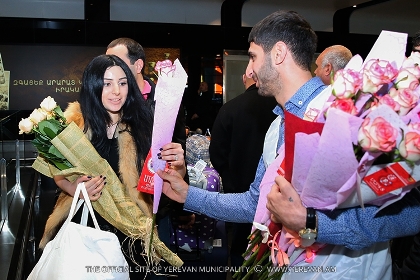 Yerevan international airport welcomes arriving women with flowers (PHOTOS)