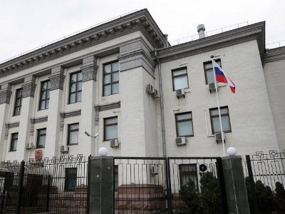 Կիեւում Ռուսաստանի դեսպանատան վրա յոդով շշեր են նետել
