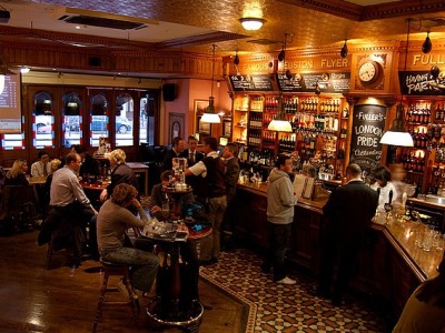 British pubs to work longer for Queen's 90th birthday